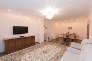 Il comprend un salon doté d'un canapé et d'une télévision à écran plat. dans l'établissement Diplomat Apartment on Sarayshyq st 34, à Astana