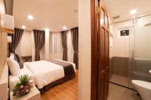 Giường trong phòng chung tại Silent Night Dem Lanh Hotel