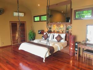 A bed or beds in a room at Monkey Flower Villas