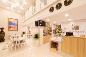 un ristorante con tavolo e sedie in un edificio di Silent Night Dem Lanh Hotel a Da Lat