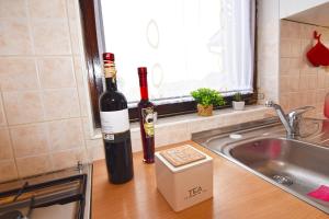 butelka wina na blacie obok zlewu w obiekcie Apartment MADIS & Free Bikes w Puli