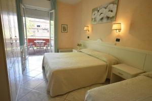 A bed or beds in a room at Hotel Fernanda Még 29 kép