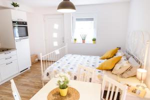 um pequeno apartamento com uma cama e uma mesa de jantar em Adel apartment em Izola