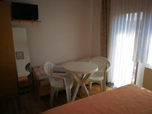 un tavolino e sedie in una camera con un letto di Apartman Marija Brajdic a Rakovica