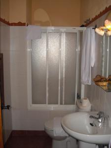 baño con lavabo y aseo y ventana en El Andarrio, en Buitrago del Lozoya
