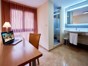 Televízia a/alebo spoločenská miestnosť v ubytovaní Hotel Anna