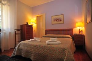 um quarto com 2 camas e toalhas em Belsit Bed&Breakfast em Porto San Giorgio