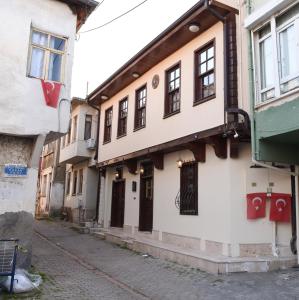 a building in the middle of a street at ÖZ Butik Otel Antik Kent Myrleia in Mudanya