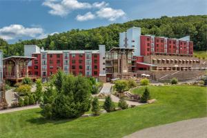 una vista aérea de un campus con edificios rojos en Bear Creek Mountain Resort, en Breinigsville