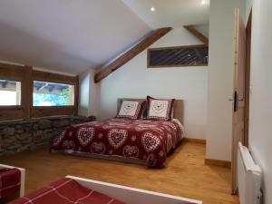 una camera con letto rosso e cuscini sopra di Domaine de la Safranière - Holiday Home a Saint-Léger