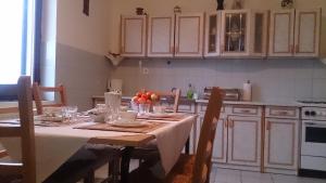 una cucina con tavolo e frutta di Apartman Marija Brajdic a Rakovica