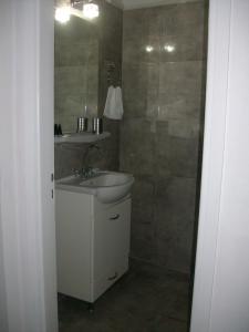 Ванна кімната в Villa Constantina Apartments