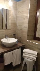 ein Badezimmer mit einem Waschbecken, einem Spiegel und Handtüchern in der Unterkunft La rosa dei venti in Legnano