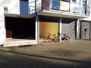 two bikes parked on the side of a building at Apartament Fala Bryza in Jurata