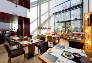 Milan Suite Hotel tesisinde bir restoran veya yemek mekanı