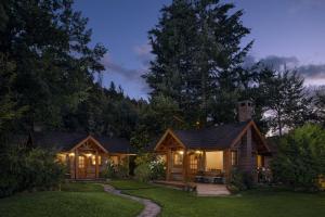 uma casa de madeira com um pátio e uma casa em Apart Hotel La Bora em San Martín de los Andes