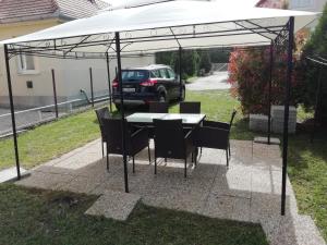 Patio alebo iná vonkajšia časť ubytovania Edit Ferienwohnung Siofok