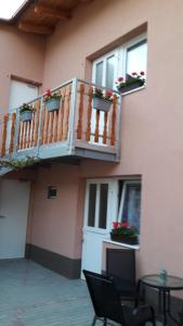dom z 2 balkonami oraz stołem i krzesłami w obiekcie Ubytování LILA w mieście Mikulov