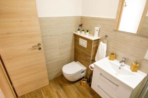 Koupelna v ubytování Luxury Apartment Nuneni + 15 fotografií