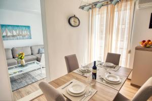Posedenie v ubytovaní Luxury Apartment Nuneni
