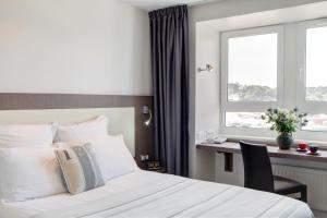 Postel nebo postele na pokoji v ubytování Hôtel Le Benhuyc
