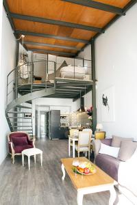 sala de estar con sofá y loft en Graffiti Suites Málaga, en Málaga