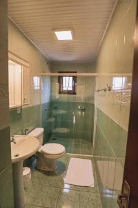 uma casa de banho com um chuveiro, um WC e um lavatório. em Cammino Della Serra em Canela