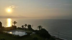 a sunset over the ocean with a swimming pool at Panorama 29 in Miami Platja