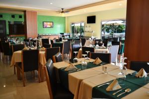 a dining room filled with tables and chairs at Hostalia Hotel Expo & Business Class in Guadalajara