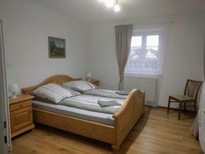 Un pat sau paturi într-o cameră la Old Bavarian House on the Romantic Road