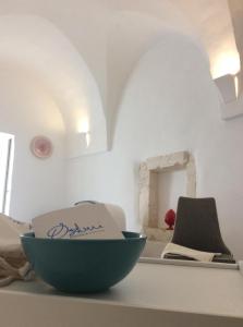 una ciotola verde su un bancone in una stanza di Ostuni Piccola Dimora a Ostuni Altre 46 foto