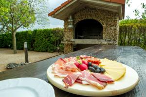 talerz mięsa i owoców na stole w obiekcie Apartments Vesela w mieście Seline