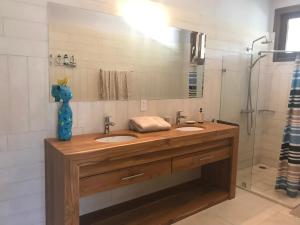 un bagno con due lavandini e un grande specchio di Casa Papito a Potrero