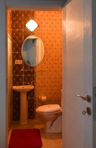 a bathroom with a toilet and a mirror at ÖZ Butik Otel Antik Kent Myrleia in Mudanya