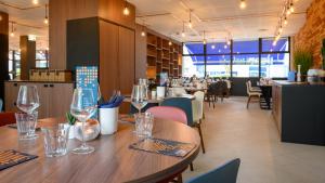 Un restaurante u otro lugar para comer en Tulip Inn Antwerpen