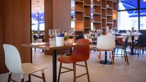 Un restaurante u otro lugar para comer en Tulip Inn Antwerpen