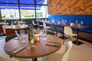 Un restaurante u otro lugar para comer en Tulip Inn Antwerpen
