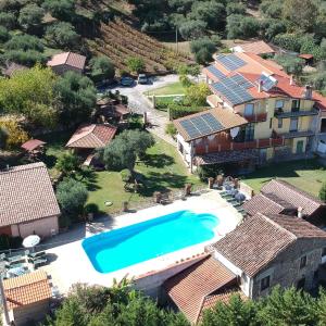 una vista aérea de una villa con piscina y casas en Agriturismo San Giorgio, en Casal Velino