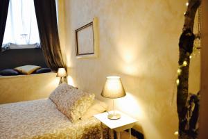 - une chambre avec un lit doté d'une lampe et d'une fenêtre dans l'établissement 18 Alfieri, à Turin