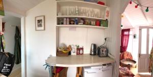 Η κουζίνα ή μικρή κουζίνα στο Hippy beach shack