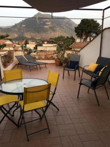 un tavolo e sedie su un patio con vista di Villino Rosetta a Mondello
