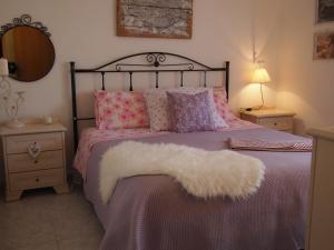 سرير أو أسرّة في غرفة في Terre del Faro