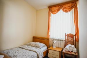 Guest House Sv. Nikola في Dugo Selo: غرفة نوم صغيرة بها سرير ونافذة