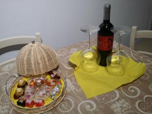 una mesa con dos copas y una botella de vino en CASA ARCHIMEDE, en Siracusa