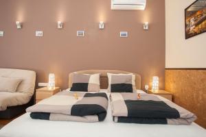 ブダペストにあるKatrin Apartmentのベッドルーム1室(キャンドル付きベッド2台付)
