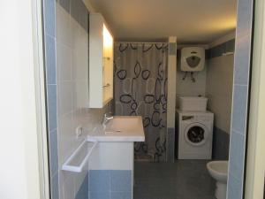 A bathroom at Villa Oltremare By Cala Salento Még 23 kép