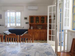 A kitchen or kitchenette at Villa Oltremare By Cala Salento