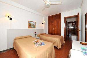 Postel nebo postele na pokoji v ubytování Hostal Velilla
