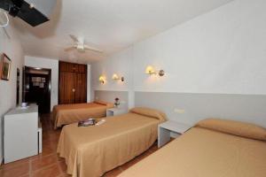 Postel nebo postele na pokoji v ubytování Hostal Velilla