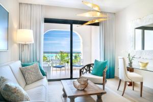 een woonkamer met een bank en een tafel bij Sanctuary Cap Cana, a Luxury Collection All-Inclusive Resort, Dominican Republic in Punta Cana